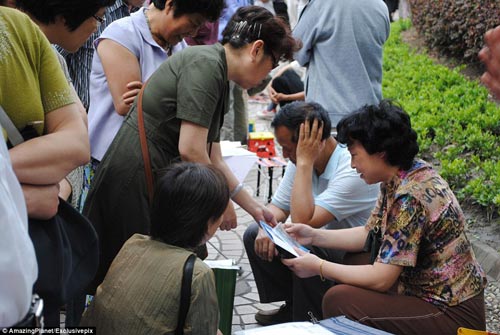 Trung Quốc: Phụ huynh xếp hàng tìm vợ, chồng cho con - 5