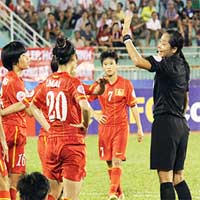 Bóng đá - Nghi vấn trọng tài Thái "làm khó" ĐT nữ Việt Nam