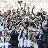 Bóng đá - Video: Juventus ăn mừng Scudetto