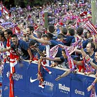 Bóng đá - Diễu hành mừng công, Atletico phủ đỏ Madrid