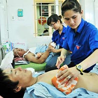 Bạn trẻ - Cuộc sống - SV tình nguyện chăm sóc công nhân Trung Quốc