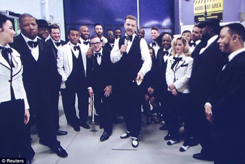 Tiết mục váy ngắn gây bão Giải âm nhạc Billboard - 6