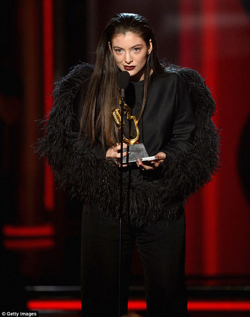 Tiết mục váy ngắn gây bão Giải âm nhạc Billboard - 8