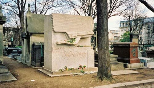 Độc đáo ngôi mộ phủ đầy vết son môi ở Paris - 1