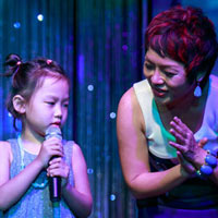 Con gái 6 tuổi của Thái Thùy Linh hát vì biển đảo
