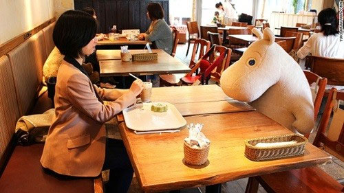 Bên trong quán cà phê chống cô đơn độc đáo tại Nhật Bản - 1