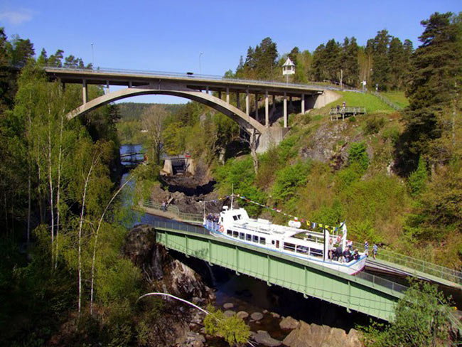 Ngày nay, hệ thống kênh đào Dalsland là một điểm thu hút rất nhiều du khách, và được xem là địa điểm du lịch hấp dẫn với cảnh quan thiên nhiên tuyệt đẹp, kết hợp hệ thống giao thông đường thủy, đường bộ và đường sắt độc đáo trên cao. Du khách có thể ngồi thuyền hoặc thả bộ trên chiếc cầu nước để nhìn ngắm dòng thác đang chảy ở phía dưới và những phương tiện đường bộ đang chạy ở bên trên.
