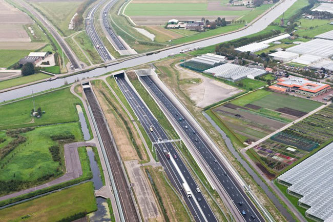 5. Cầu nước Ringvaart Haarlemmermeer – Hà Lan. Ringvaart Haarlemmermeer được xây dựng vào năm 1961, là một phần của kênh đào Ringvaart bao quanh phần đất lấn biển Haarlemmermeer ở phía Bắc Hà Lan, vượt qua đường cao tốc A4 dẫn đến Roelofarendsveen, đây được coi là một hệ thống dẫn nước hiện đại đầu tiên ở quốc gia này.
