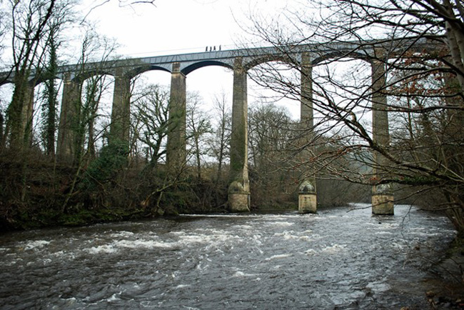 2. Cầu nước Pontcysyllte – Anh.&nbsp;Cầu nằm trong hệ thống dẫn nước từ kênh Ellesmere đến các mỏ than ở Denbighshire và hệ thống kênh rạch ở Wales, bắc qua thung lũng sông Dee. Bắt đầu xây dựng năm 1795 và hoàn thành năm 1805, công trình này được coi là một trong những thành tựu khoa học kỹ thuật vĩ đại nhất thời bấy giờ. Cho đến ngày nay, Pontcysyllte vẫn là cây cầu nước dài và cao nhất ở Anh.
