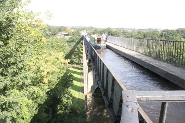 Pontcysyllte cấu tạo gồm một máng chứa nước làm bằng thép dài 307 m, rộng 3,4 m và đạt độ sâu 1,6 m, nằm trên 18 trụ đỡ lớn được xây bằng đá cao 38 m. Ngoài ra trên cầu còn có hành lang dành cho người đi bộ. Việc xây dựng kết hợp những vật liệu như thép và đá làm cho chiếc cầu trở nên nhẹ nhàng và mang tính thẩm mỹ cao, đồng thời cũng sẽ giúp kéo dài tuổi thọ của cầu.
