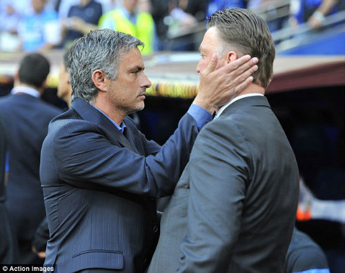 Mourinho ghen tỵ với Van Gaal - 1