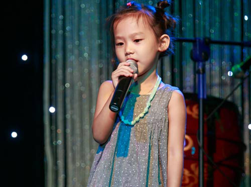 Con gái 6 tuổi của Thái Thùy Linh hát vì biển đảo - 1
