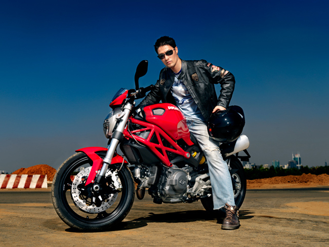 Bên cạnh chiếc siêu xe BMW, Johnny Trí Nguyễn còn có niềm đam mê bất tận đối với dòng mô tô  Ducati
