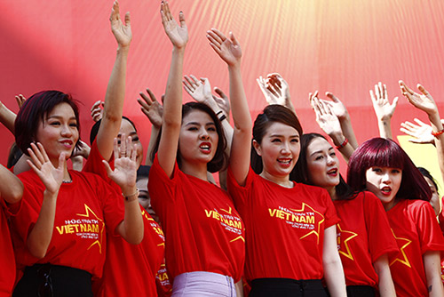 Hàng trăm sao Việt hát về Biển Đông gây sốt - 9