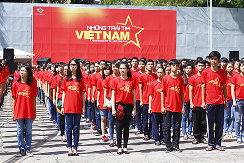 Hàng trăm sao Việt hát về Biển Đông gây sốt - 12