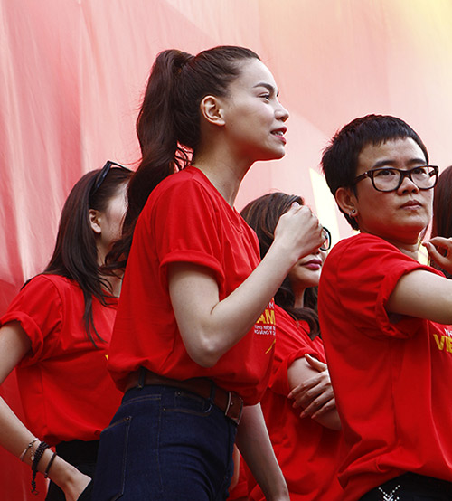 Hàng trăm sao Việt hát về Biển Đông gây sốt - 10