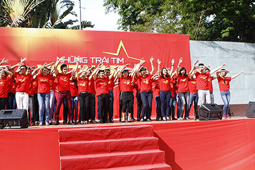 Hàng trăm sao Việt hát về Biển Đông gây sốt - 11