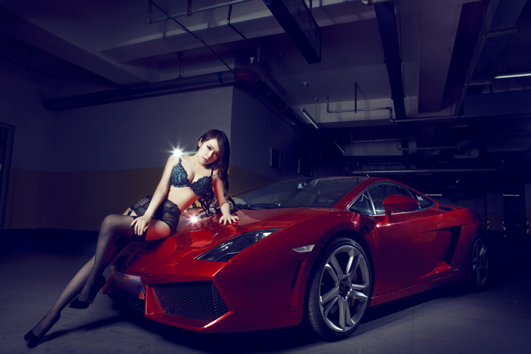 'Siêu bò' Lamborghini màu mận chín đã hoàn toàn bị thuần phục bởi người đẹp sở hữu thân hình sexy và cuốn hút đến từng chi tiết.
