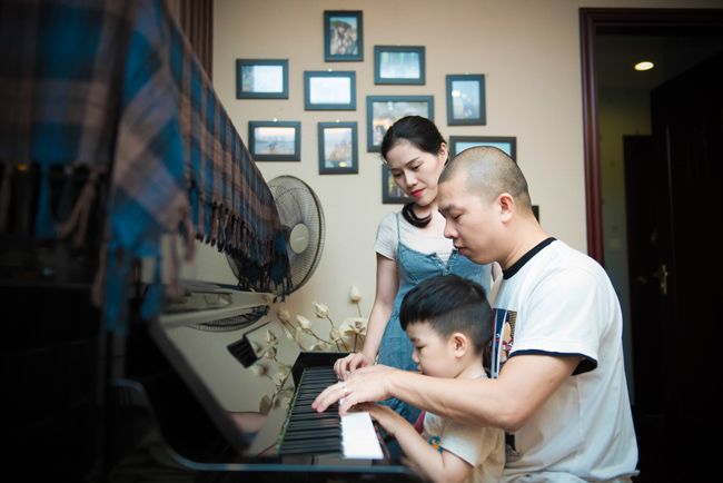 Những lúc rảnh rỗi, hai bố con thường chơi đàn cho mẹ nghe. Bà xã của Hải Anh - Minh Nguyệt - cho biết, cô rất hạnh phúc với những khoảnh khắc như thế này.

