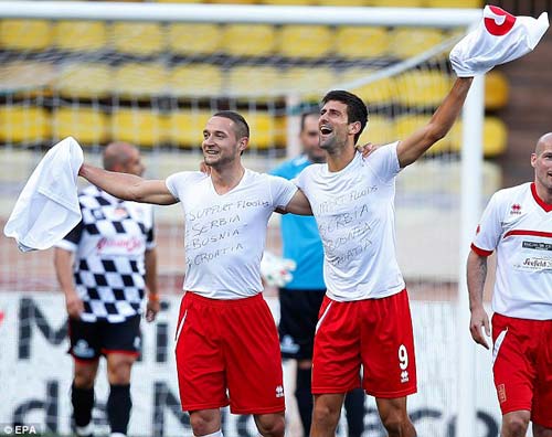 Djokovic và dàn SAO F1 so tài đá bóng - 2