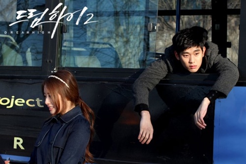 Video: Nụ hôn hụt của em út T-ara và Kim Soo Hyun - 3