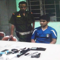 Pháp luật - Mang súng, roi điện chở bạn gái mới đi dằn mặt tình cũ