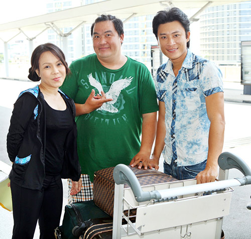 Hoài Linh áo thun, dép lào đi Mỹ - 12