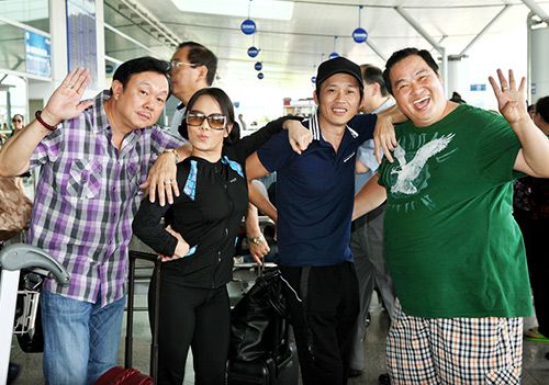 Hoài Linh áo thun, dép lào đi Mỹ - 7