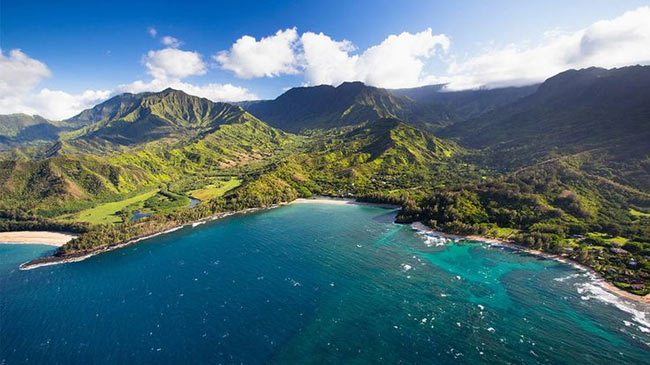 Bãi biển Ke’e thuộc hòn đảo Kauai nơi có những rạn san hô rực rỡ là địa điểm hoàn hảo để bạn thỏa sức bơi lội. Còn với dân nghiền lướt ván thì Hanalei sẽ là lựa chọn hàng đầu. 
