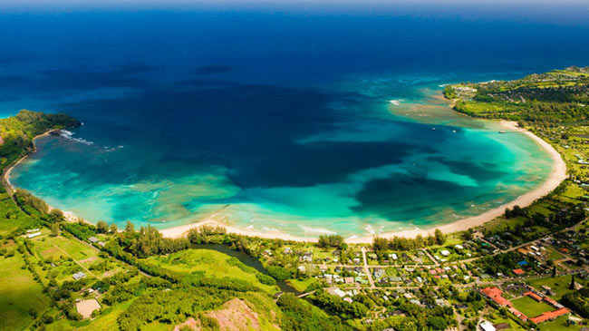3. Bãi biển

Lý do chính khiến du khách đến với Hawaii đó là những bãi biển cát trắng mịn ẩn hiện dưới làn nước trong xanh.
