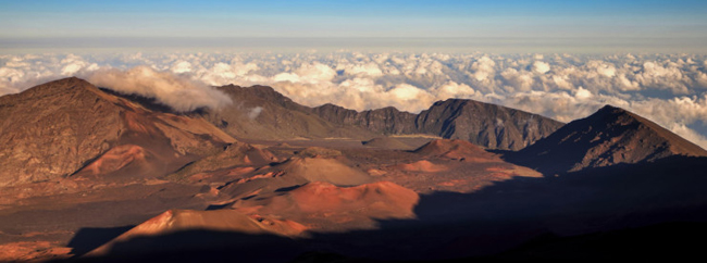 Vườn quốc gia Núi lửa Hawaii là điểm du lịch thu hút rất đông các nhà thám hiểm, khách du lịch đến khám phá và lưu giữ cho mình những bức hình ấn tượng nhất về núi lửa. 
