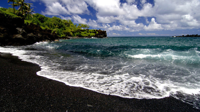 7. Bãi biển Punaluu thuộc hòn đảo Big, quần đảo Hawaii

Bãi biển Punaluu là một trong những điểm đến lạ lùng nhất ở Hawaii. Nét đẹp lạ của bãi biển cát đen trái ngược với sắc xanh của cây, của nước tạo nên cảnh tượng vô cùng ấn tượng.

