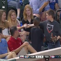 Thể thao - Một cậu bé "gây bão'' vì chiêu trò với người đẹp