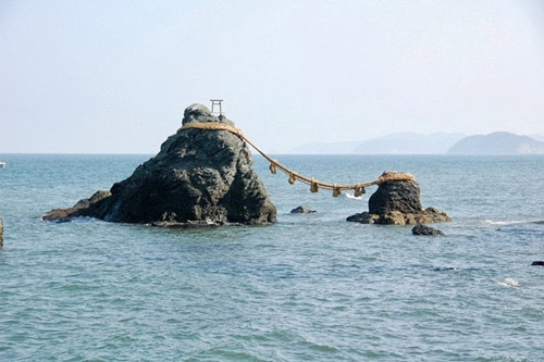 Thăm cặp đá vợ chồng trong vịnh ở Nhật Bản - 1