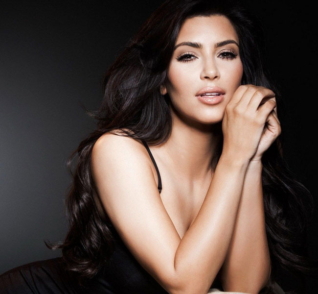 Kim Kardashian không chỉ sở hữu vòng ba khủng mà vòng một của cô cũng rất nóng bỏng.
