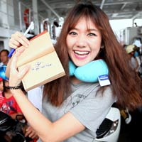 Sao ngoại-sao nội - Hari Won vận động xin chữ ký "Tôi yêu Việt Nam"