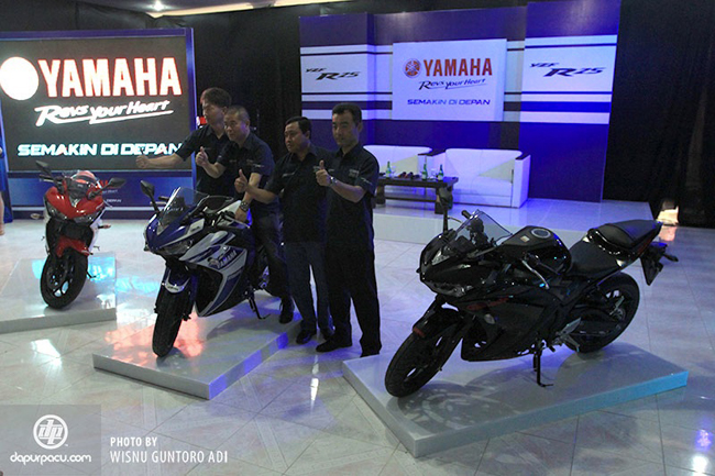 7 tháng sau khi trình làng phiên bản khái niệm lần đầu tiên tại Tokyo Motor Show 2013, cuối cùng hãng xe Nhật Bản cũng chính thức công bố chiếc Yamaha R25 cho thị trường Indonesia.
