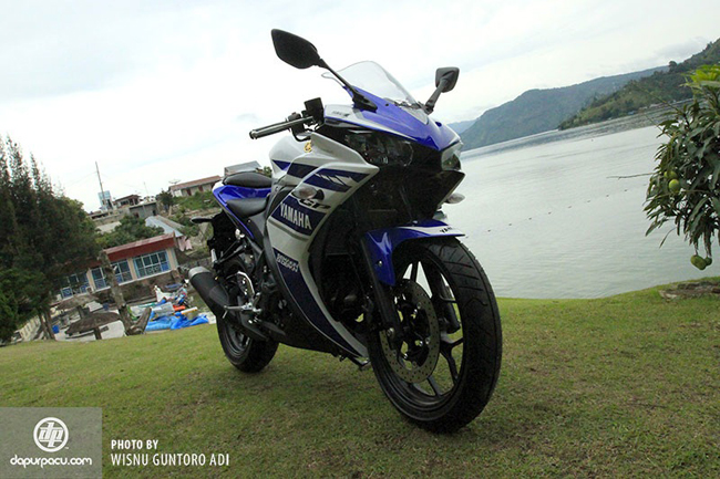 Theo đại diện của Yamaha, mẫu sportbike YZF-R25 được trang bị hệ khung sườn hình kim cương, trọng lượng nhẹ, có tỷ lệ phân bổ trọng lượng trước sau 50:50, mang lại khả năng vận hành ổn định cho xe.
