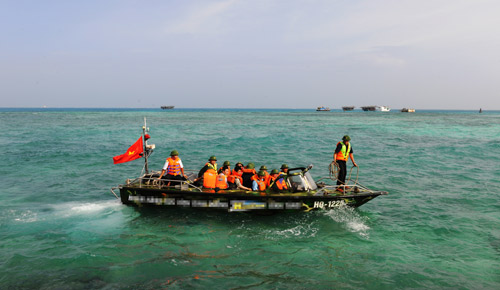 Tặng xuồng chạy xuyên qua sóng cho chiến sĩ Trường Sa - 2