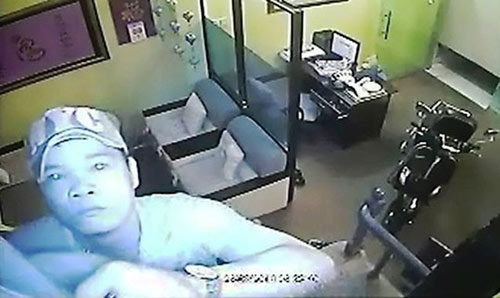 Camera ghi hình tên trộm đột nhập nhà tiến sĩ tâm lý - 2