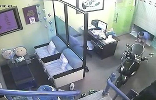 Camera ghi hình tên trộm đột nhập nhà tiến sĩ tâm lý - 1