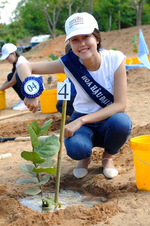 Thí sinh hoa hậu đội nắng đi trồng cây - 8