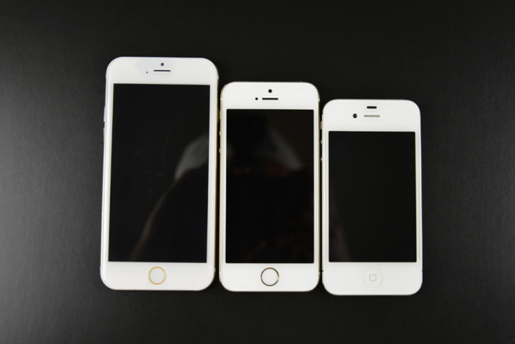 Sonny Dickson của trang Insider, người từng cung cấp những thông tin chính xác trên các thiết bị iOS chưa được phát hành trước kia của Apple, đã so sánh một chiếc iPhone 6 mô hình với tất cả các iPhone được phát hành từ trước đến nay, cho thấy sự thay đổi qua các đời iPhone trong năm qua.
