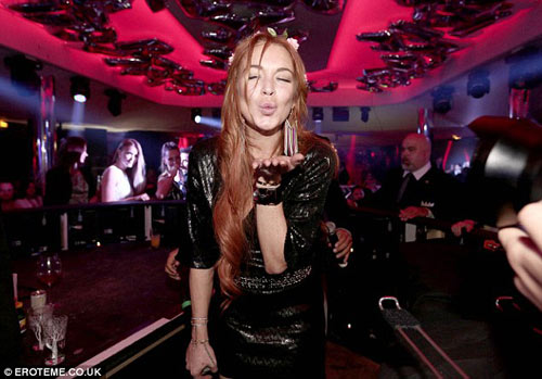 Lindsay Lohan dẫn em trai ăn chơi ở Cannes - 8