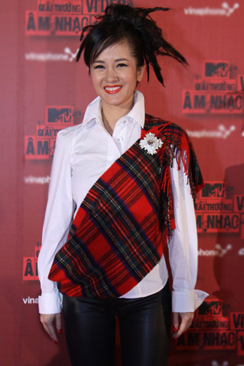 Giật mình khi diva Việt ăn diện "lệch tuổi" - 7