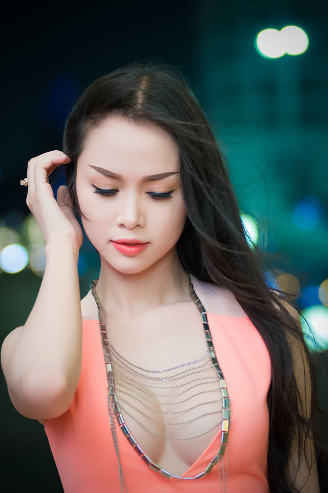 Top 5 Hoa hậu Việt Nam - Ngọc Anh với chiếc váy thiết kế cổ thoáng đãng đến đốt mắt trong một sự kiện gần đây
