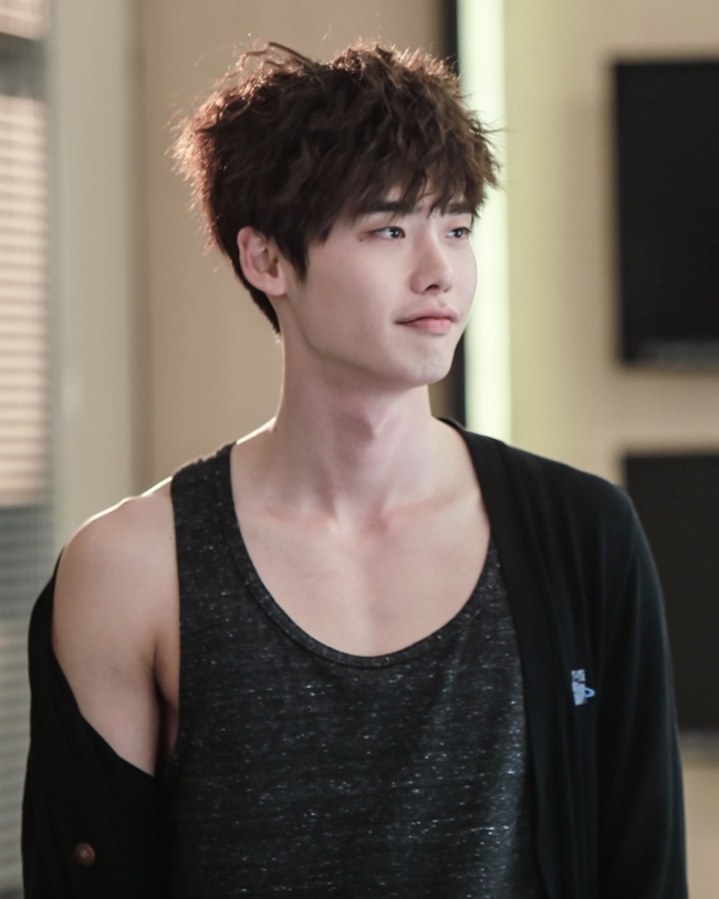 Lee Jong Suk vừa trở lại với màn ảnh nhỏ với vai chàng bác sĩ điển trai, có phần lập dị trong "Doctor Stranger". Trong phim, Lee Jong Suk tiếp tục thu hút bởi diễn xuất tuyệt vời bên cạnh ngoại hình quyến rũ.
