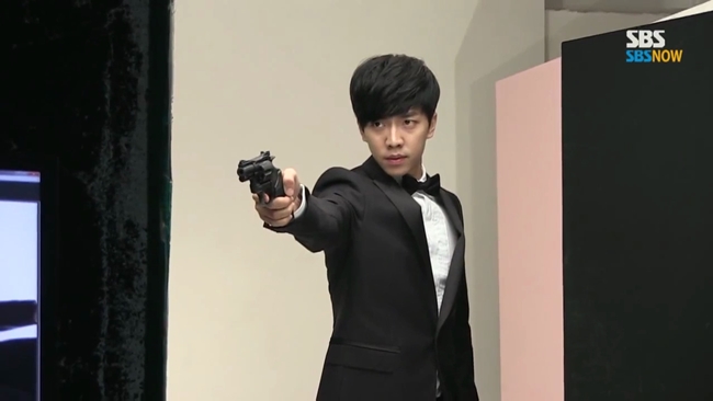 Lee Seung Gi đang tham gia bộ phim&nbsp;You're All Surrounded phát sóng vào thứ 4-5. Vào vai cảnh sát, Lee Seung Gi khiến khán giả bất ngờ với vẻ ngoài ngày càng nam tính của mình.&nbsp;
