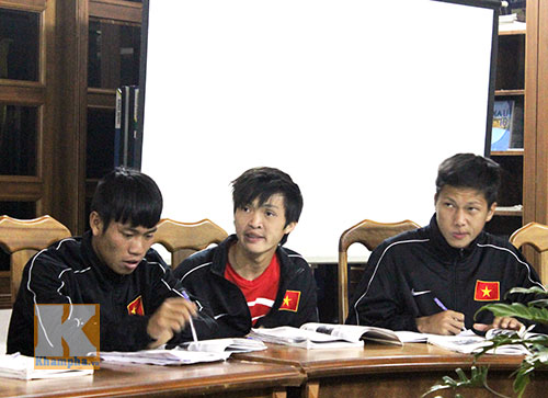 Cầu thủ U19 Việt Nam dốc sức ôn thi tốt nghiệp THPT - 1