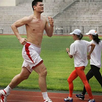 Phi thường - kỳ quặc - "Gã khồng lồ" 2,29 mét có tài chơi bóng phi thường